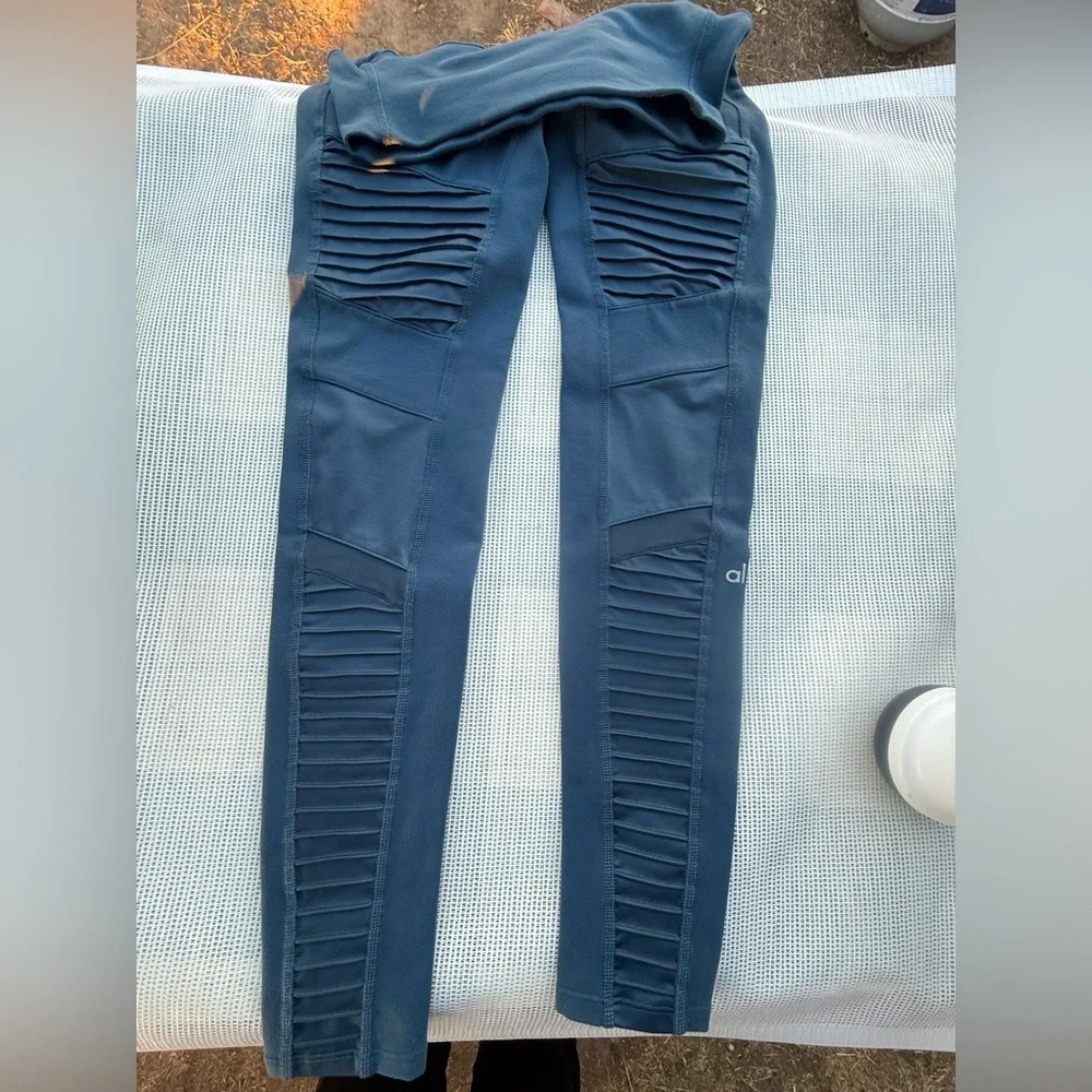 ALO WOMENS LEGGINGS SMALL SIZE BLUE COLOR